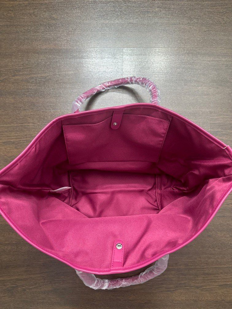 Ralph Lauren Fragrance tote bag (Category: Bags & Wallets) located in Singapore. Submitted by unicorn49 (Listing ID 1304318683, Image 3). Description: .