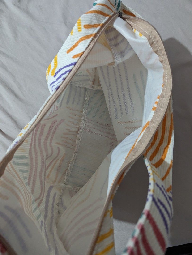 Shoulder bag (Category: Luxury Bags & Wallets) located in Pasig City. Submitted by S07613 (Listing ID 1304386678, Image 3). Description: Oversized Hobo Bag Colorblock Striped Pattern Brand new Never used Bought from Shein rfs: bought for prev summer trip pero di natuloy.