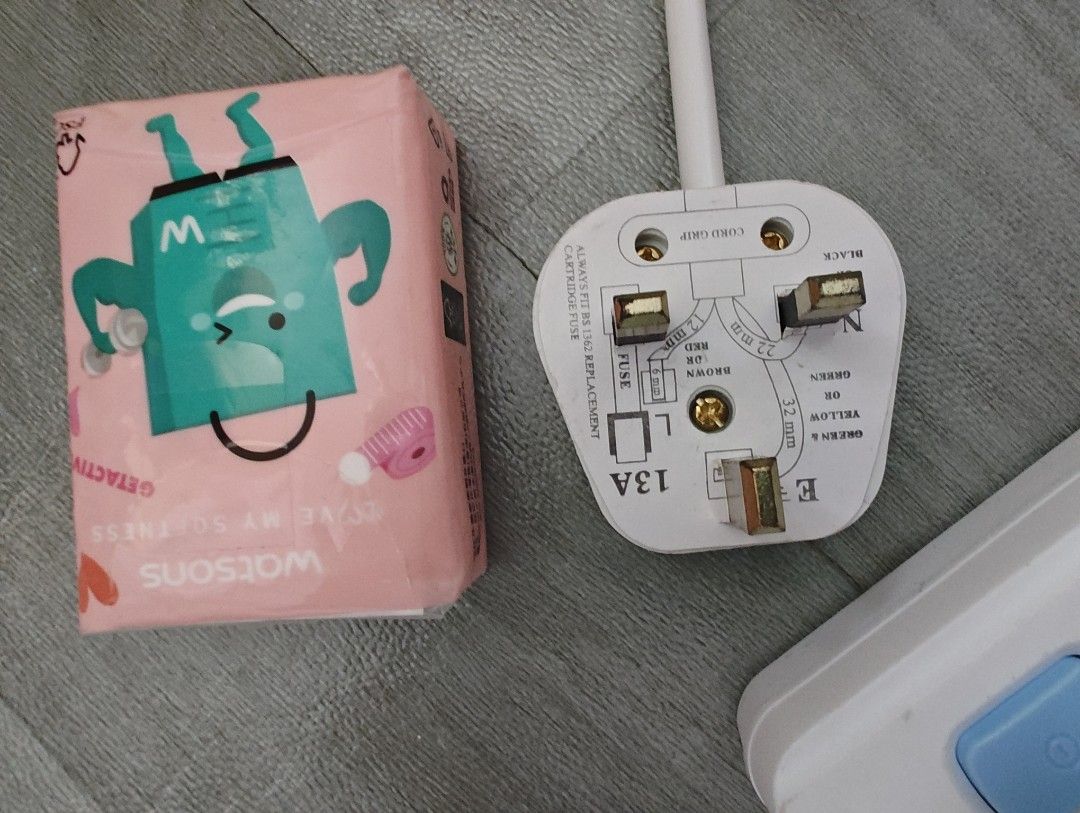 內地電器用拖板。大陸電器用拖板。拳霸。只適用於小型家庭電器。香港13A fuse插頭。3位獨立開關。大約2.5米電線。全新。紙巾做尺寸比例。不議價！,  家庭電器, 其他家庭電器-