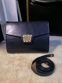 Authentic BALLY SWITZERLAND CLUTCH BAG /Sling
Navy Blue Shade. NO FLAWS / NO ISSUE

1900 - FIXED