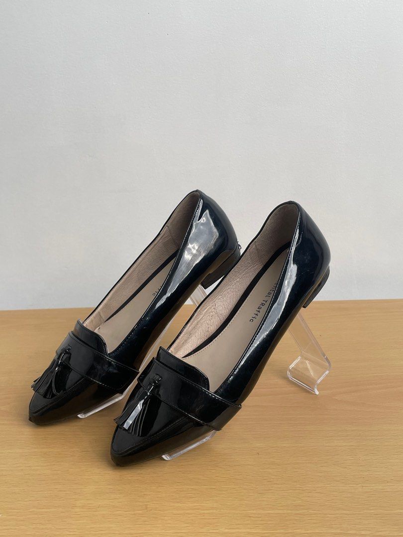 Black shiny leather flats with tassel (Category: Loafers) located in Quezon City. Submitted by studioamarilyo (Listing ID 1304571342, Image 2). Description: 8/10 -looks and feels brand new -has soft soles -has minimal peels -perfect for office and/or daily use -tassel on left shoe is unfurling, needs glue only 22 cm.