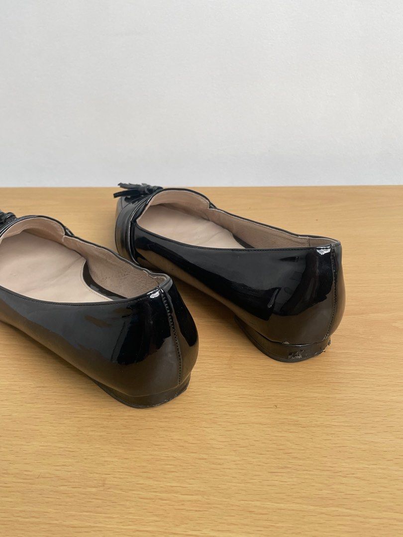 Black shiny leather flats with tassel (Category: Loafers) located in Quezon City. Submitted by studioamarilyo (Listing ID 1304571342, Image 3). Description: 8/10 -looks and feels brand new -has soft soles -has minimal peels -perfect for office and/or daily use -tassel on left shoe is unfurling, needs glue only 22 cm.