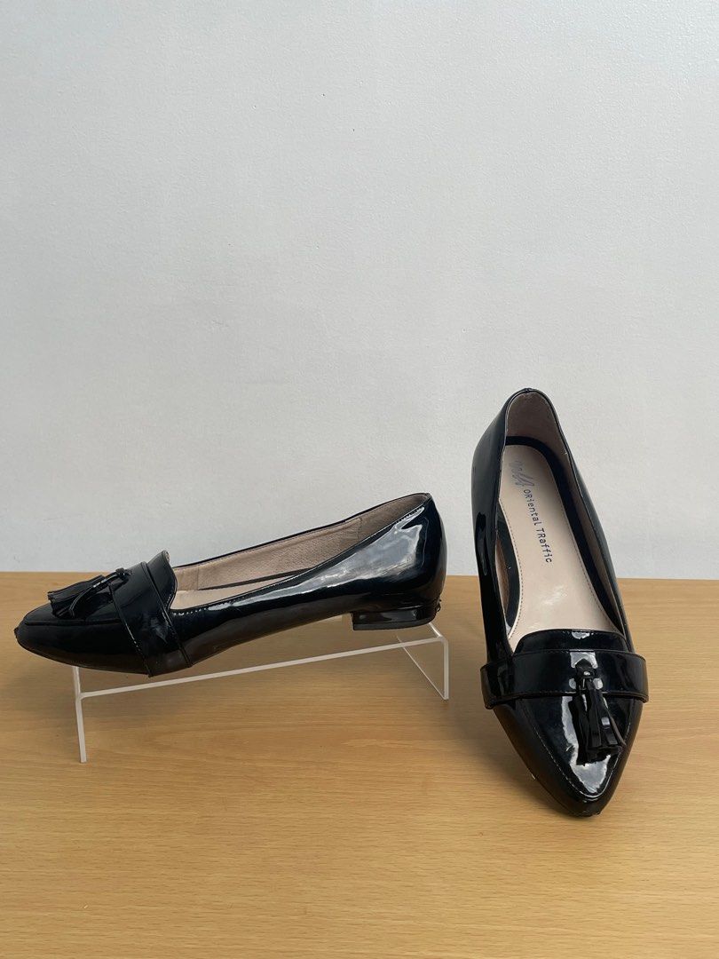 Black shiny leather flats with tassel (Category: Loafers) located in Quezon City. Submitted by studioamarilyo (Listing ID 1304571342, Image 1). Description: 8/10 -looks and feels brand new -has soft soles -has minimal peels -perfect for office and/or daily use -tassel on left shoe is unfurling, needs glue only 22 cm.