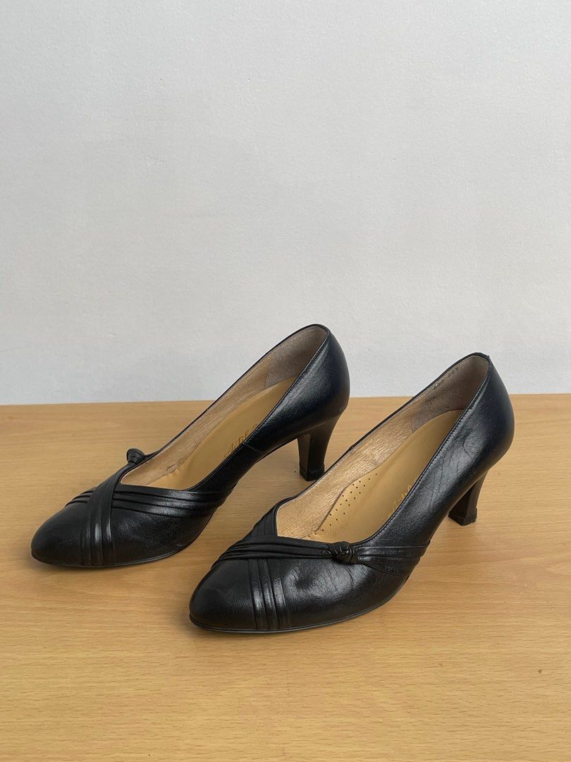 Black stiletto court heels (Category: Heels) located in Quezon City. Submitted by studioamarilyo (Listing ID 1304576414, Image 1). Description: 10/10 -no signs of usage -easy to style -much nicer in person -made of high quality soft leather 22.5 cm 6 cm heels.