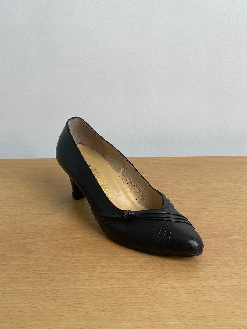 Black stiletto court heels (Category: Heels) located in Quezon City. Submitted by studioamarilyo (Listing ID 1304576414, Image 2). Description: 10/10 -no signs of usage -easy to style -much nicer in person -made of high quality soft leather 22.5 cm 6 cm heels.