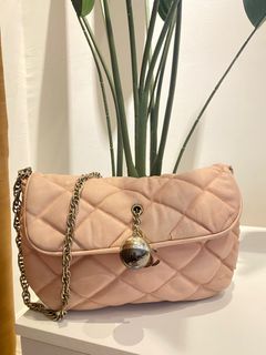 (Category: ) located in . Submitted by angele_wardrobe (Listing ID 1304593272, Image 1). Description: .