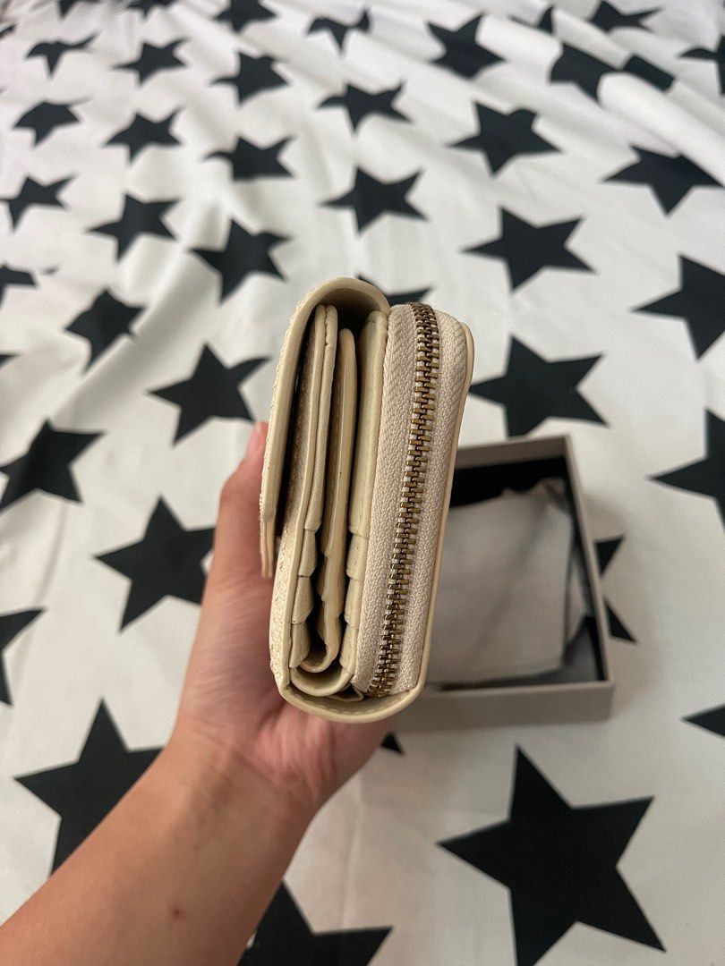 Charles and Keith Beige Wallet (Category: Wallets & Card holders) located in Manila. Submitted by declutterxvictoria (Listing ID 1304568144, Image 2). Description: Nasira ung sa zipper.