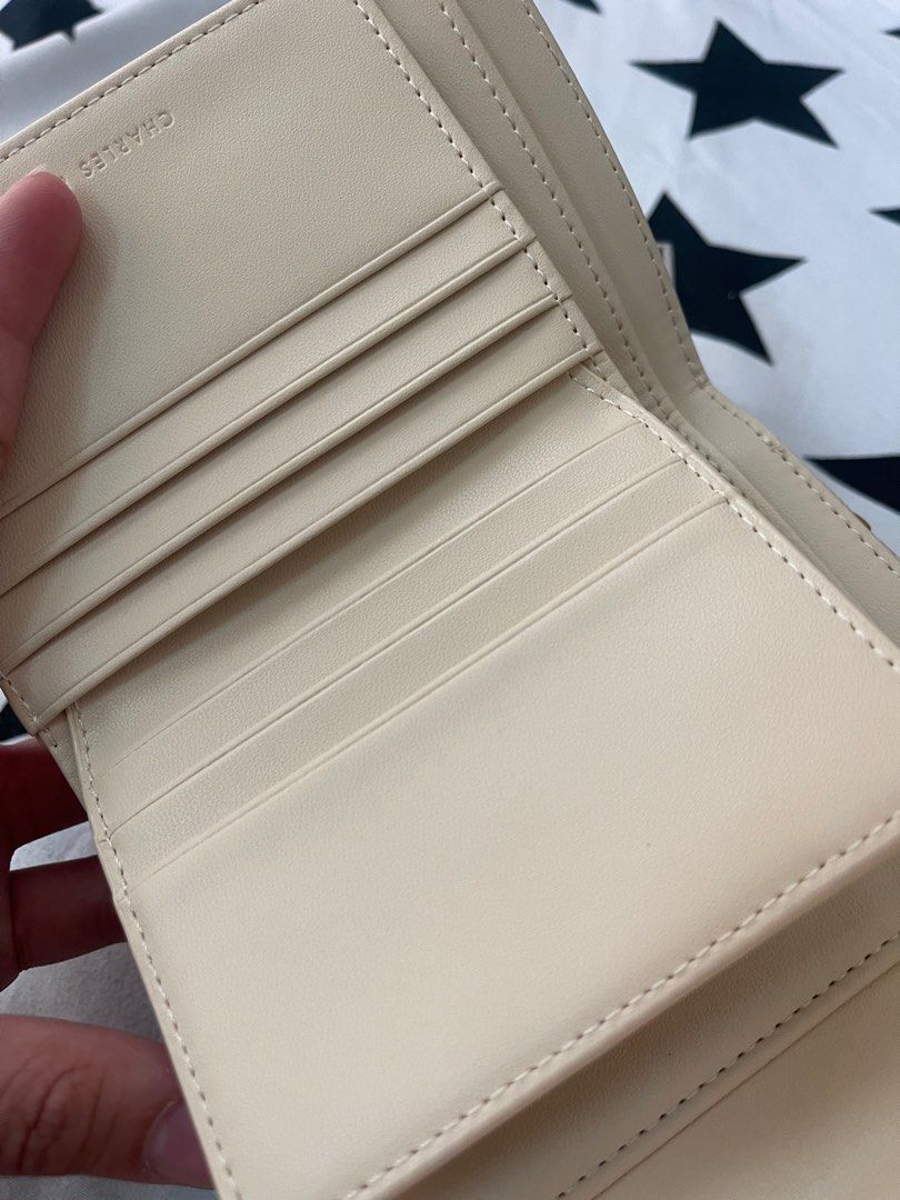 Charles and Keith Beige Wallet (Category: Wallets & Card holders) located in Manila. Submitted by declutterxvictoria (Listing ID 1304568144, Image 3). Description: Nasira ung sa zipper.