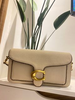 (Category: ) located in . Submitted by angele_wardrobe (Listing ID 1304596281, Image 1). Description: .