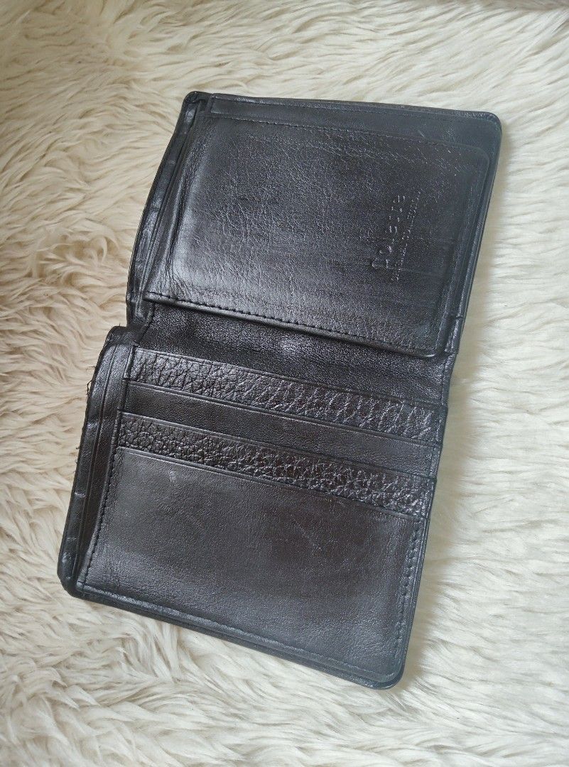 COLETTE MEN VINTAGE TYPE BIFOLD WALLET (Category: Luxury Bags & Wallets) located in Quezon City. Submitted by kisstin18 (Listing ID 1304516927, Image 3). Description: GENUINE LEATHER COLETTE MEN VINTAGE TYPE BLACK CARD SLOT PAPER BILLS PHOTO SLOT.