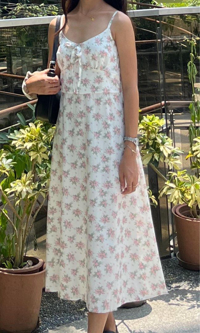 Floral long dress xs (Category: Dresses) located in Santo Domingo. Submitted by lucaboo (Listing ID 1304545200, Image 2). Description: My height is 5 flat and this dress is perfect for xs girlies. Used once for taiwan trip. I bought this is Taiwan.