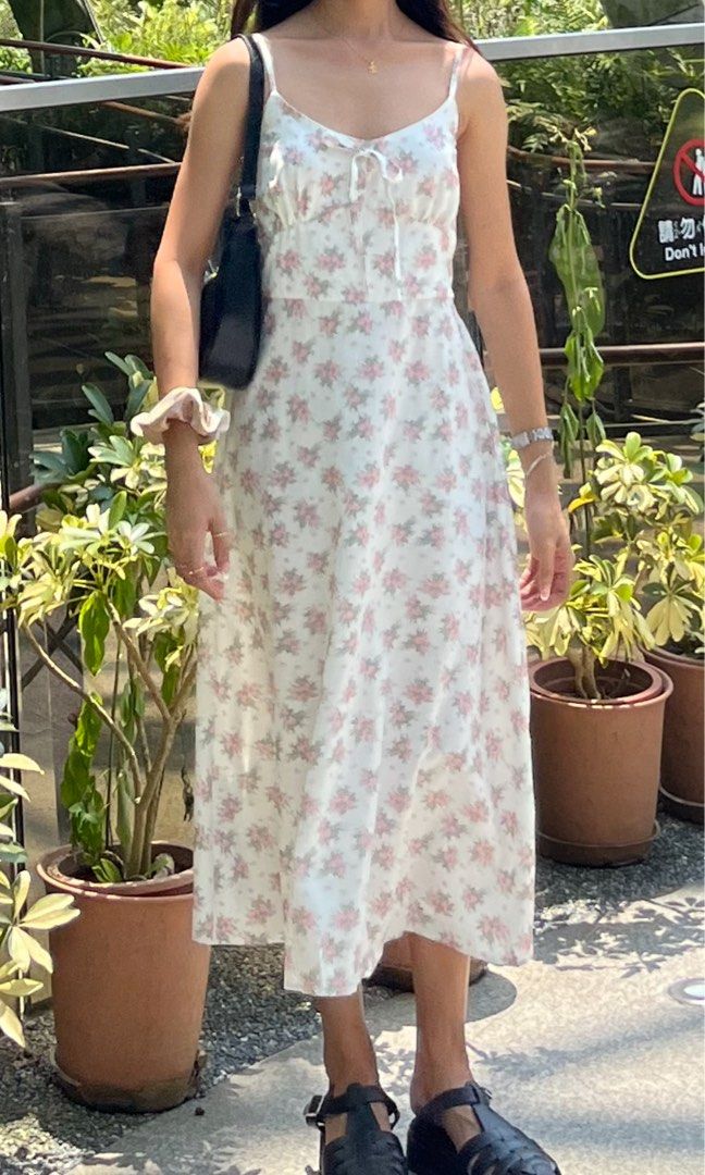 Floral long dress xs (Category: Dresses) located in Santo Domingo. Submitted by lucaboo (Listing ID 1304545200, Image 1). Description: My height is 5 flat and this dress is perfect for xs girlies. Used once for taiwan trip. I bought this is Taiwan.