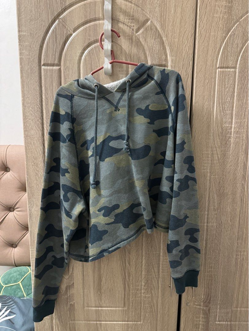 H M camo cropped hoodie Women s Fashion Coats Jackets and Outerwear on Carousell