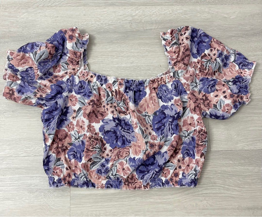 H&M white/purple floral top (Category: Blouses) located in Jaen. Submitted by cutecottons09 (Listing ID 1304465670, Image 1). Description: Like new No flaws Cute and comfy to wear 💜 Selling low 😊 .