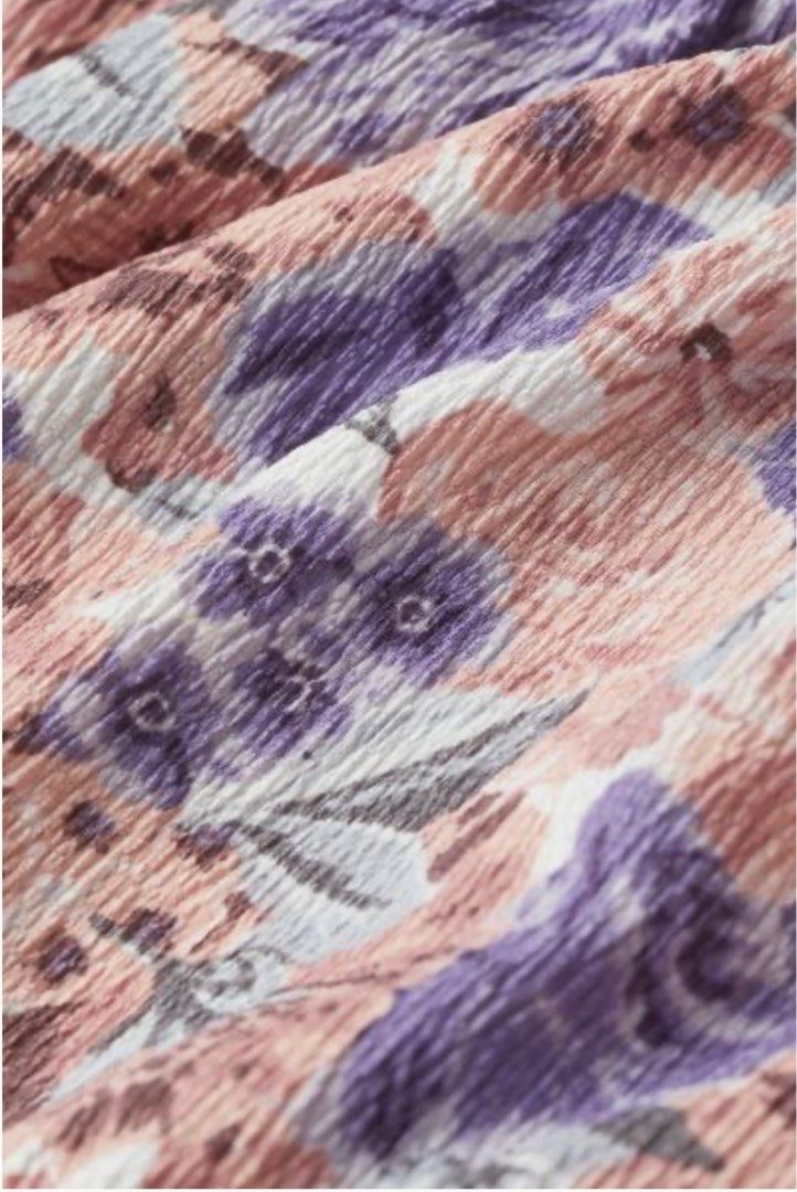 H&M white/purple floral top (Category: Blouses) located in Jaen. Submitted by cutecottons09 (Listing ID 1304465670, Image 3). Description: Like new No flaws Cute and comfy to wear 💜 Selling low 😊 .