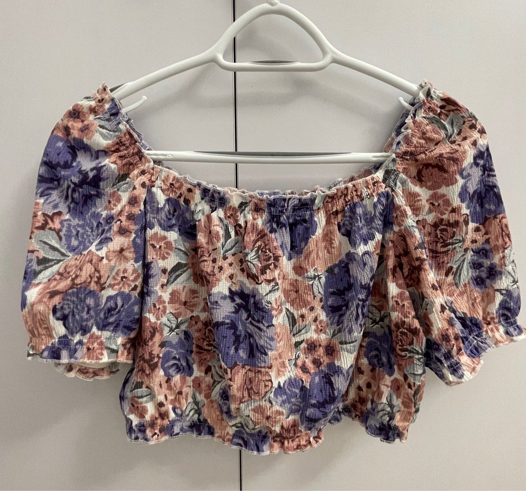 H&M white/purple floral top (Category: Blouses) located in Jaen. Submitted by cutecottons09 (Listing ID 1304465670, Image 2). Description: Like new No flaws Cute and comfy to wear 💜 Selling low 😊 .