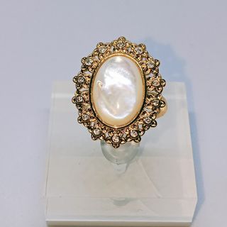 Mother of pearl ring. Goldplated. Adjustable ring.