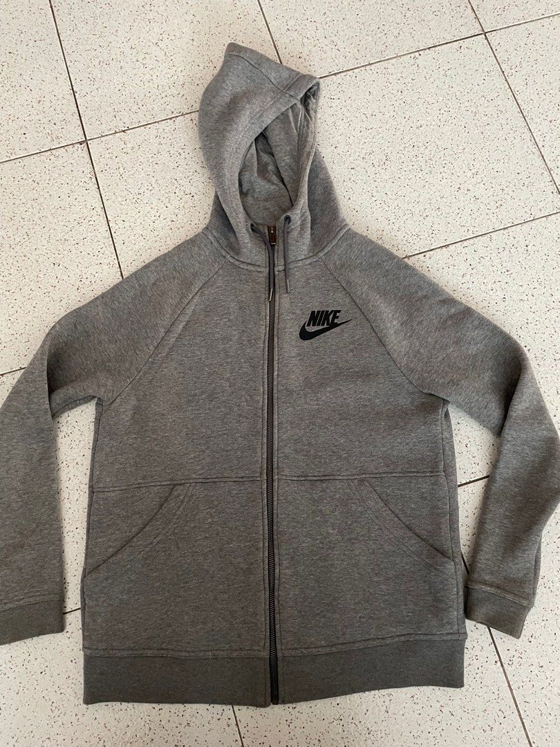 Nike hooded jacket (Category: Men's Clothes) located in Penshurst. Submitted by leoniemckin (Listing ID 1304484528, Image 1). Description: .