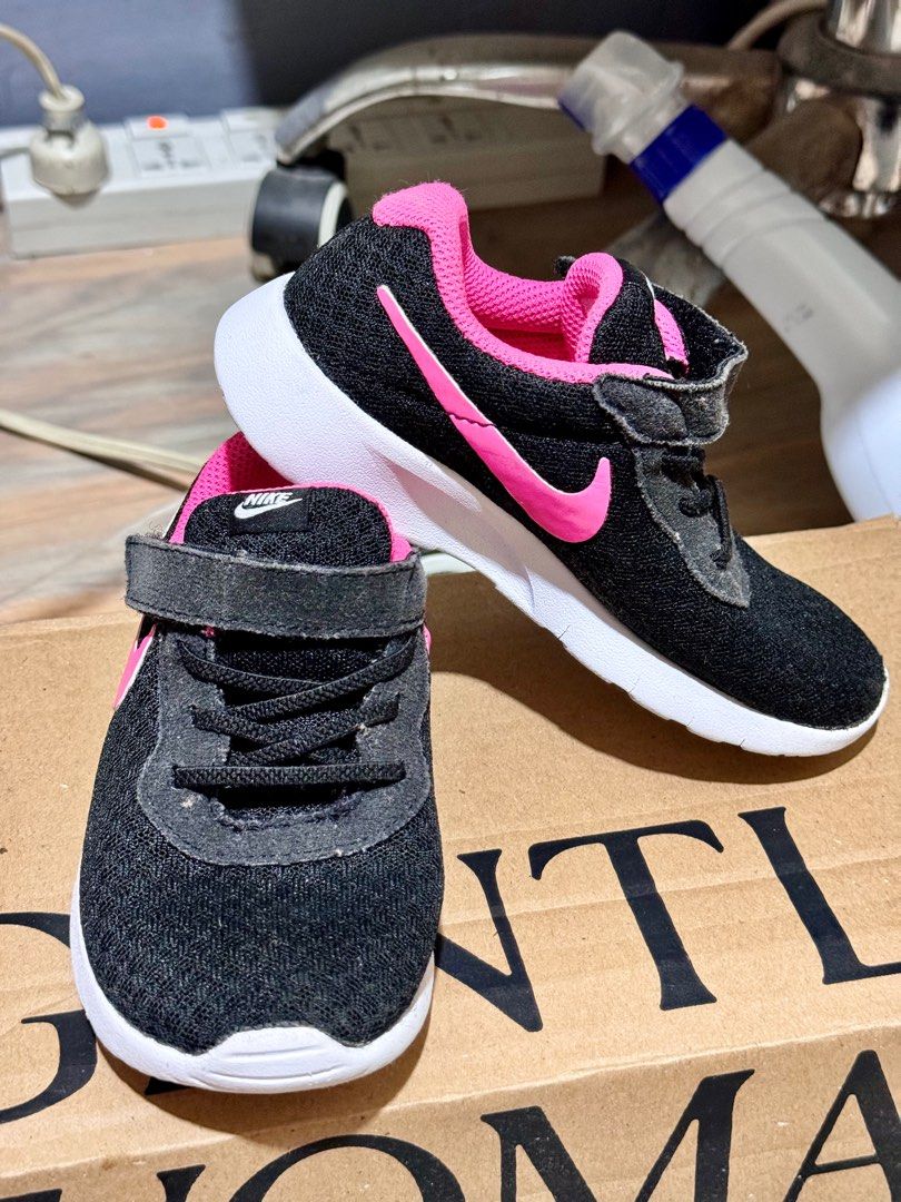 Nike tanjun velcro sales