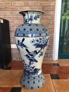 Oriental jar blue and white