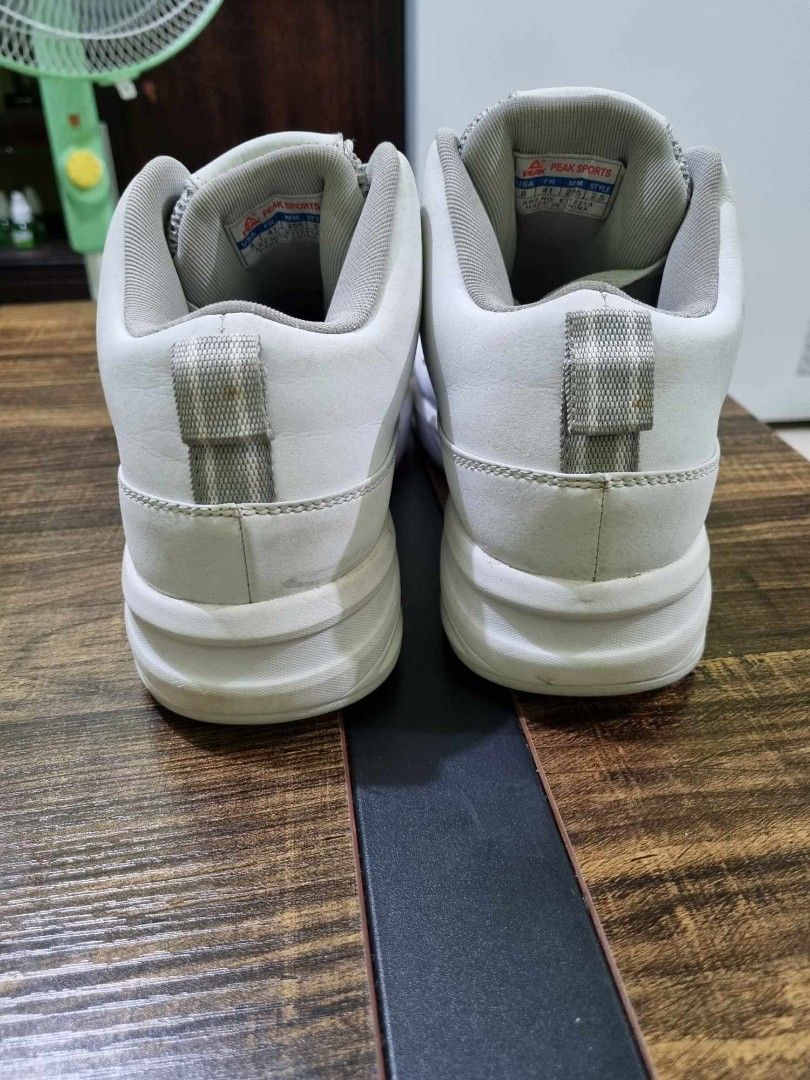 PEAK white shoes (Category: Casual Shoes) located in Cavite. Submitted by oddbird_391601 (Listing ID 1304607756, Image 2). Description: fs PEAK white shoes good as new size 8 us 41 euro meet up ; sm dasma cavite shipping thru J&T + shipping fee pm or text 0921 6168 604 thank you..