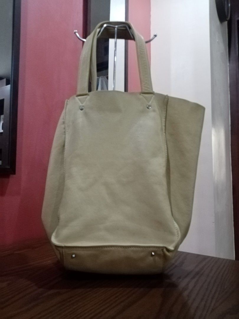 Sequoia Tote Bag (Category: Luxury Bags & Wallets) located in Cebu City. Submitted by maksipreloveditems (Listing ID 1304530272, Image 2). Description: SEQUOIA TOTE BAG Color: CREAM * Item is in Cebu City. * USED CONDITION Dimensions: Length: 10 inches Height: 14 inches Depth: 9.50 inches Handles: 10 inches.