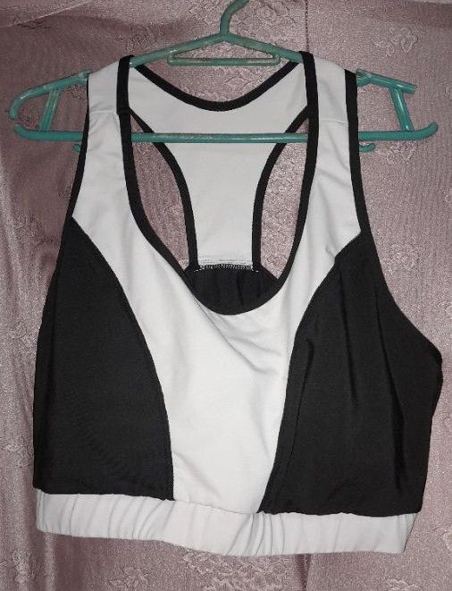 SHEIN curve sports bra (Category: Activewear) located in Quezon City. Submitted by randomz029 (Listing ID 1304479458, Image 2). Description: SHEIN CURVE SPORTS BRA BLACK & WHITE NO ISSUE.