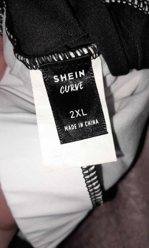 SHEIN curve sports bra (Category: Activewear) located in Quezon City. Submitted by randomz029 (Listing ID 1304479458, Image 1). Description: SHEIN CURVE SPORTS BRA BLACK & WHITE NO ISSUE.