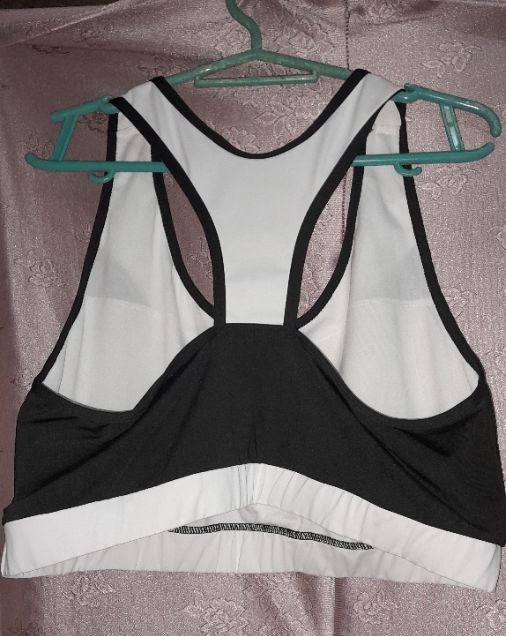 SHEIN curve sports bra (Category: Activewear) located in Quezon City. Submitted by randomz029 (Listing ID 1304479458, Image 3). Description: SHEIN CURVE SPORTS BRA BLACK & WHITE NO ISSUE.