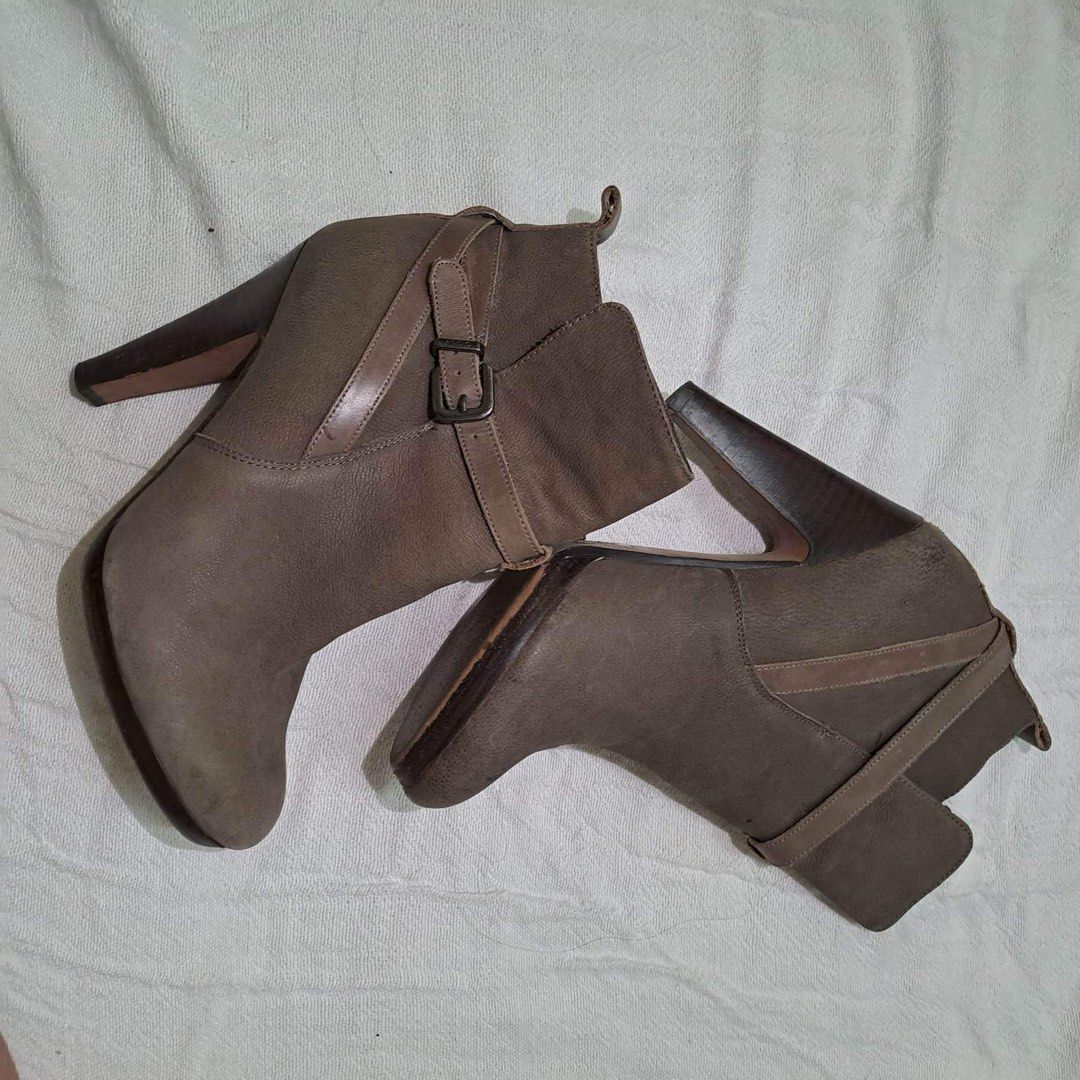 Velvet Booties (Category: Boots) located in Makati City. Submitted by declutter__queen (Listing ID 1304551087, Image 2). Description: 9.5/10 condition Can fit a 7.5.