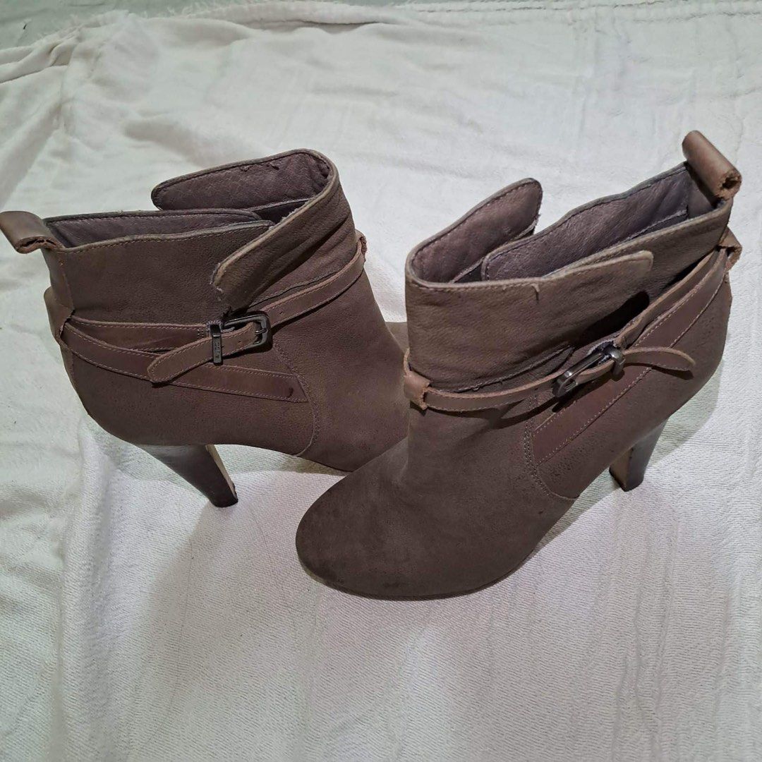 Velvet Booties (Category: Boots) located in Makati City. Submitted by declutter__queen (Listing ID 1304551087, Image 3). Description: 9.5/10 condition Can fit a 7.5.