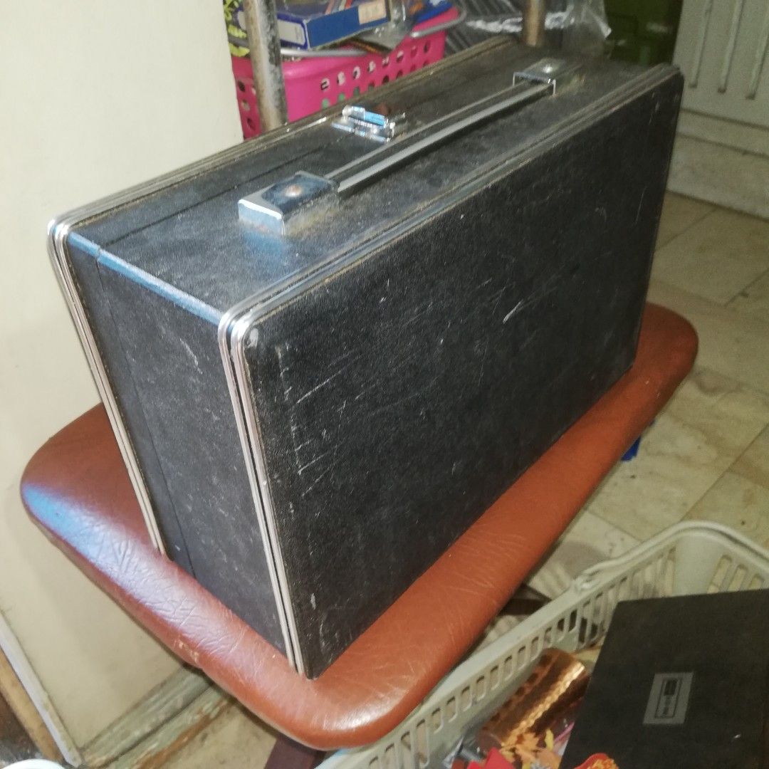 Vtg black hard case (Category: Camera Bags & Carriers) located in Paranaque City. Submitted by 4thestate.surplusan (Listing ID 1304562162, Image 1). Description: A vtg black hard case. Pls see pics..