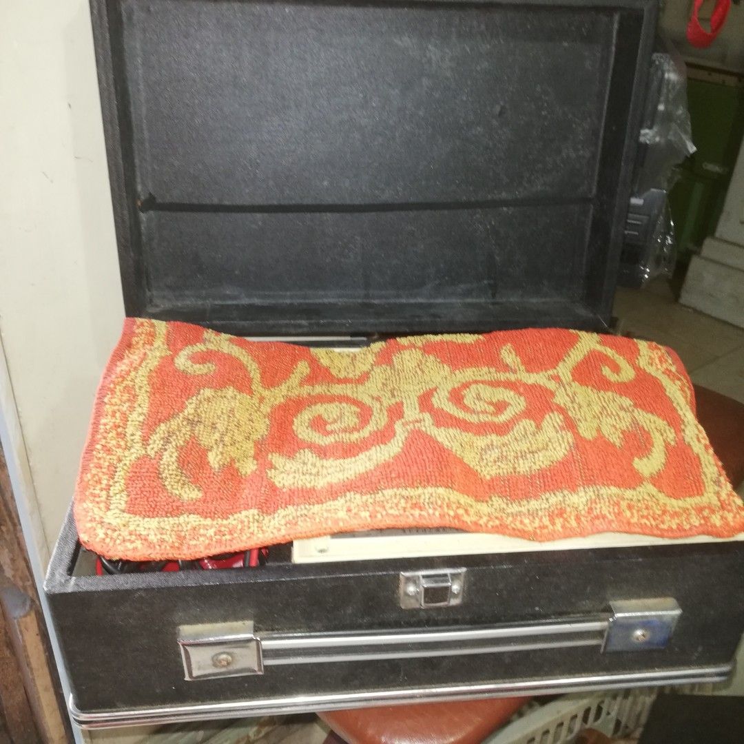 Vtg black hard case (Category: Camera Bags & Carriers) located in Paranaque City. Submitted by 4thestate.surplusan (Listing ID 1304562162, Image 2). Description: A vtg black hard case. Pls see pics..