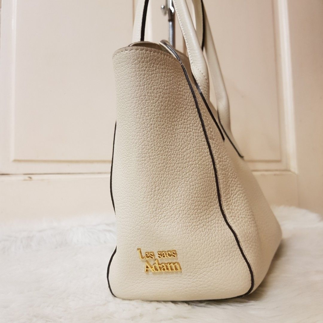 GENUINE LEATHER (Category: Luxury Bags & Wallets) located in Manila. Submitted by geecollection01 (Listing ID 1304654009, Image 3). Description: Like new Soft genuine leather Sturdy In good condition.