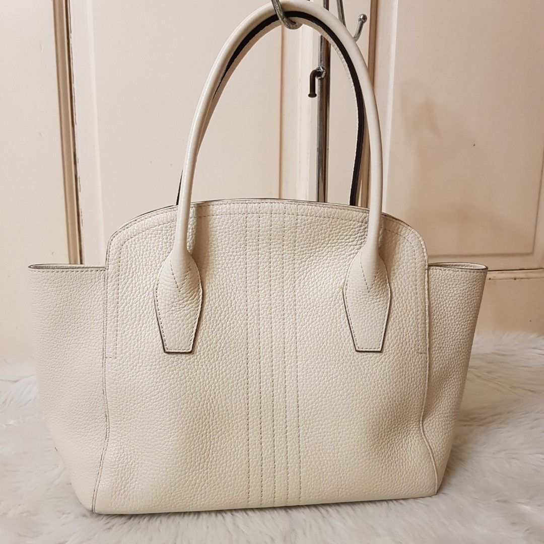 GENUINE LEATHER (Category: Luxury Bags & Wallets) located in Manila. Submitted by geecollection01 (Listing ID 1304654009, Image 2). Description: Like new Soft genuine leather Sturdy In good condition.