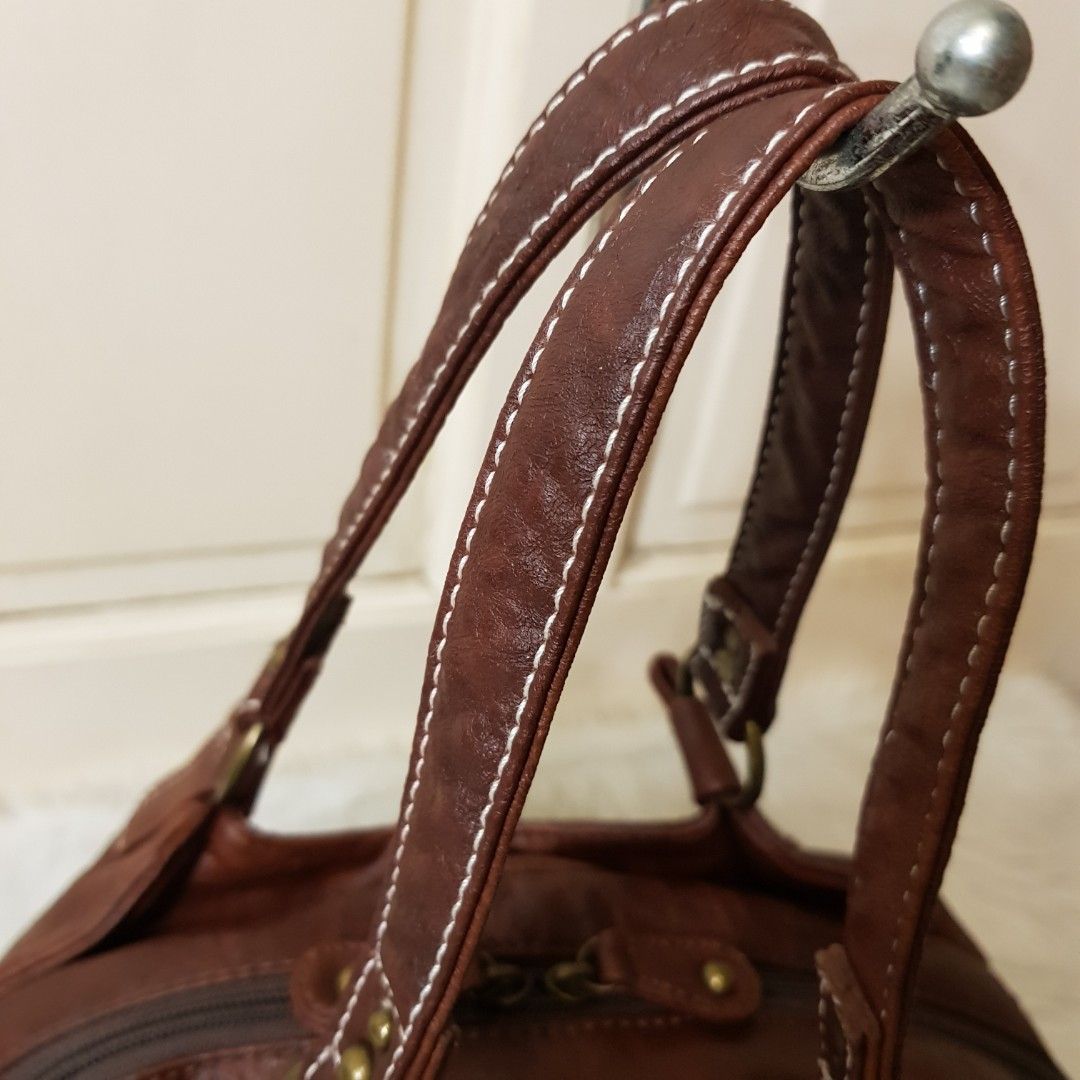 Genuine Leather (Category: Shoulder Bags) located in Manila. Submitted by geecollection01 (Listing ID 1304654649, Image 2). Description: Well used Medium in size Genuine leather.