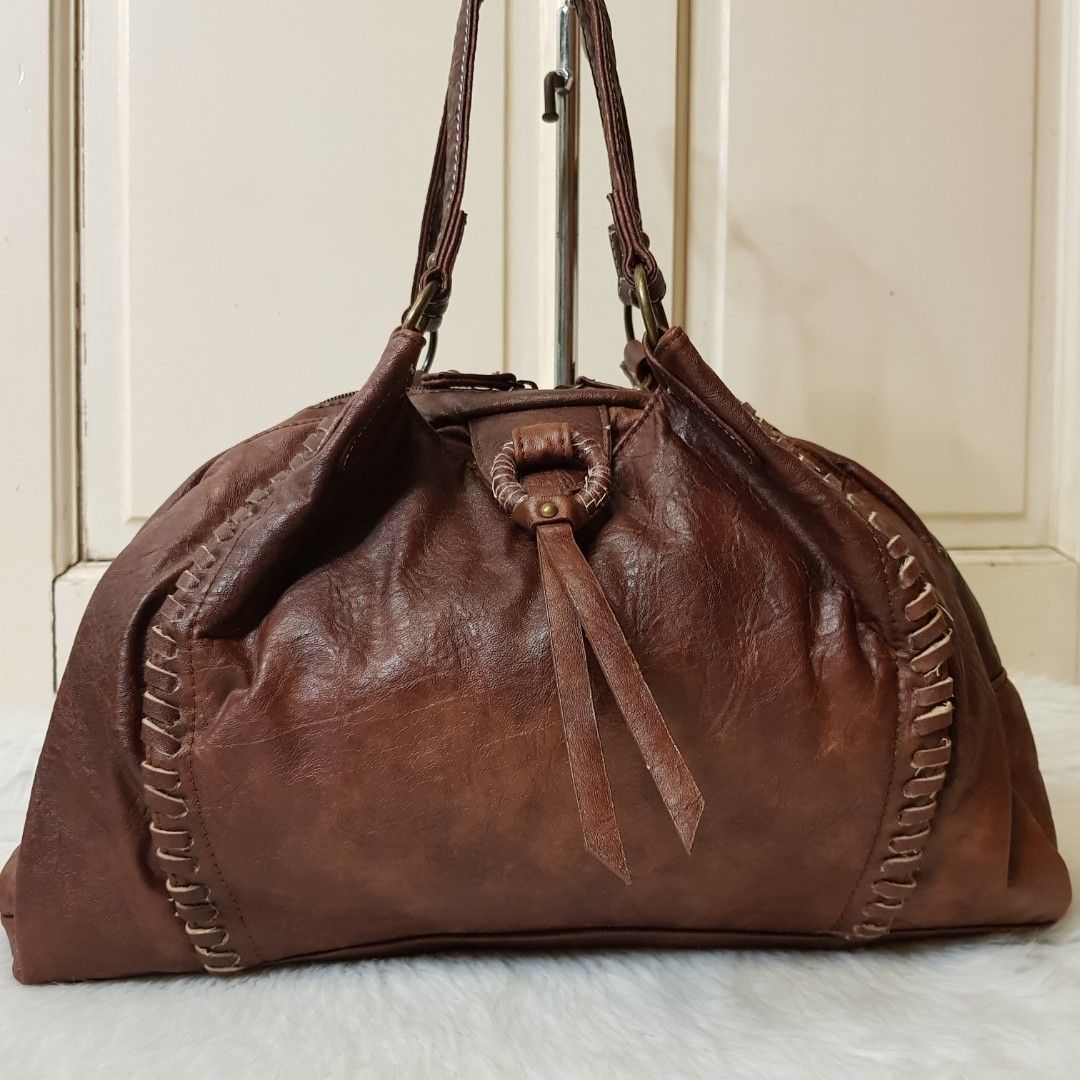 Genuine Leather (Category: Shoulder Bags) located in Manila. Submitted by geecollection01 (Listing ID 1304654649, Image 1). Description: Well used Medium in size Genuine leather.