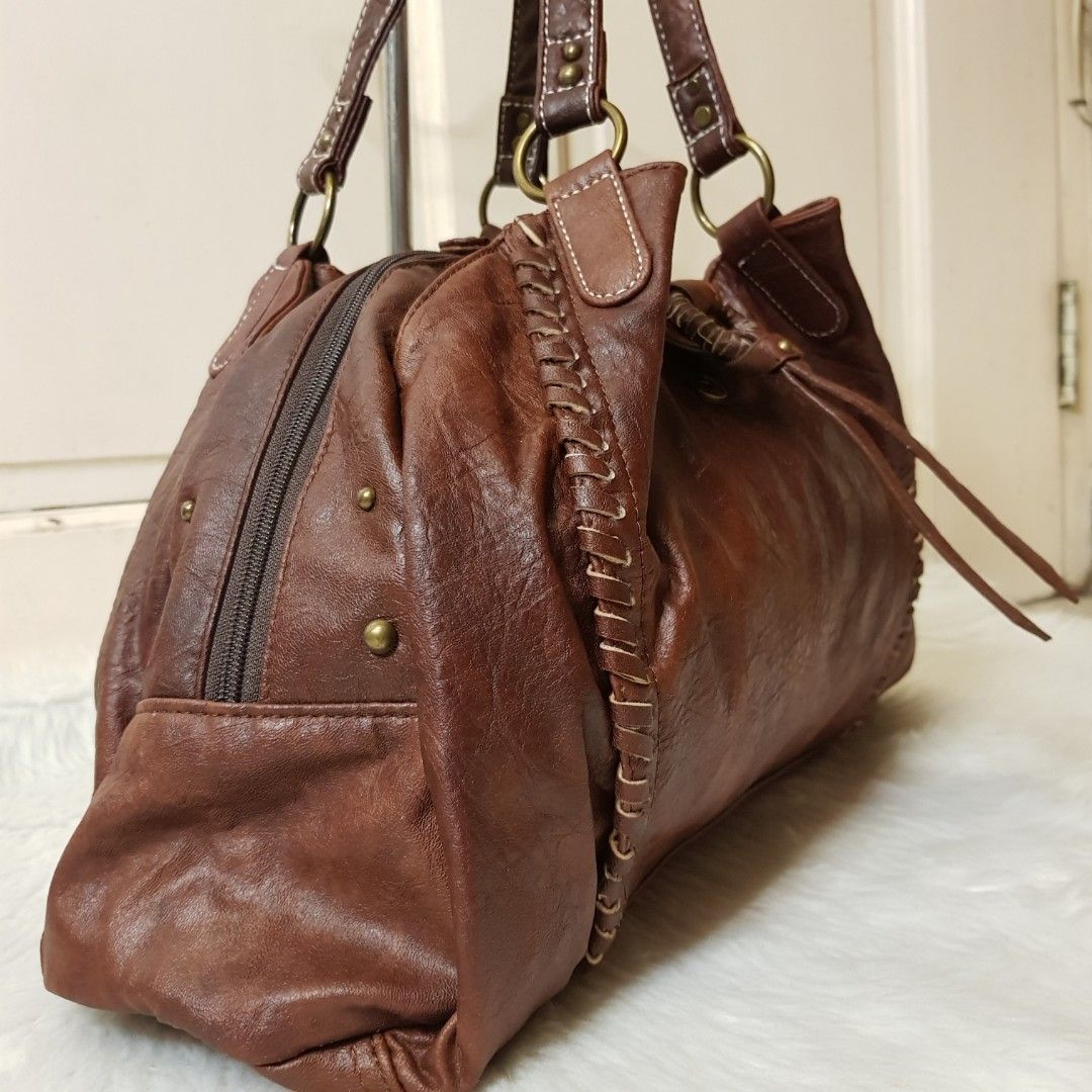 Genuine Leather (Category: Shoulder Bags) located in Manila. Submitted by geecollection01 (Listing ID 1304654649, Image 3). Description: Well used Medium in size Genuine leather.