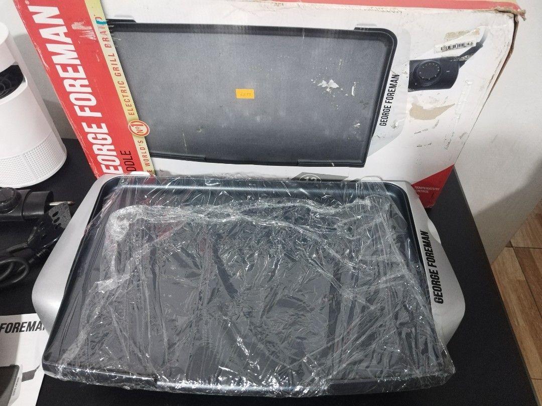 George Foreman Griddle (Category: BBQ, Grills & Hotpots) located in Taytay. Submitted by mikz_1303 (Listing ID 1304650128, Image 3). Description: George Foreman Electric Griddle GREG10 Australian Mall Pullout Php 2,500 Used as display unit Almost New/Open box 220V With box and accessories Pm me for more info....