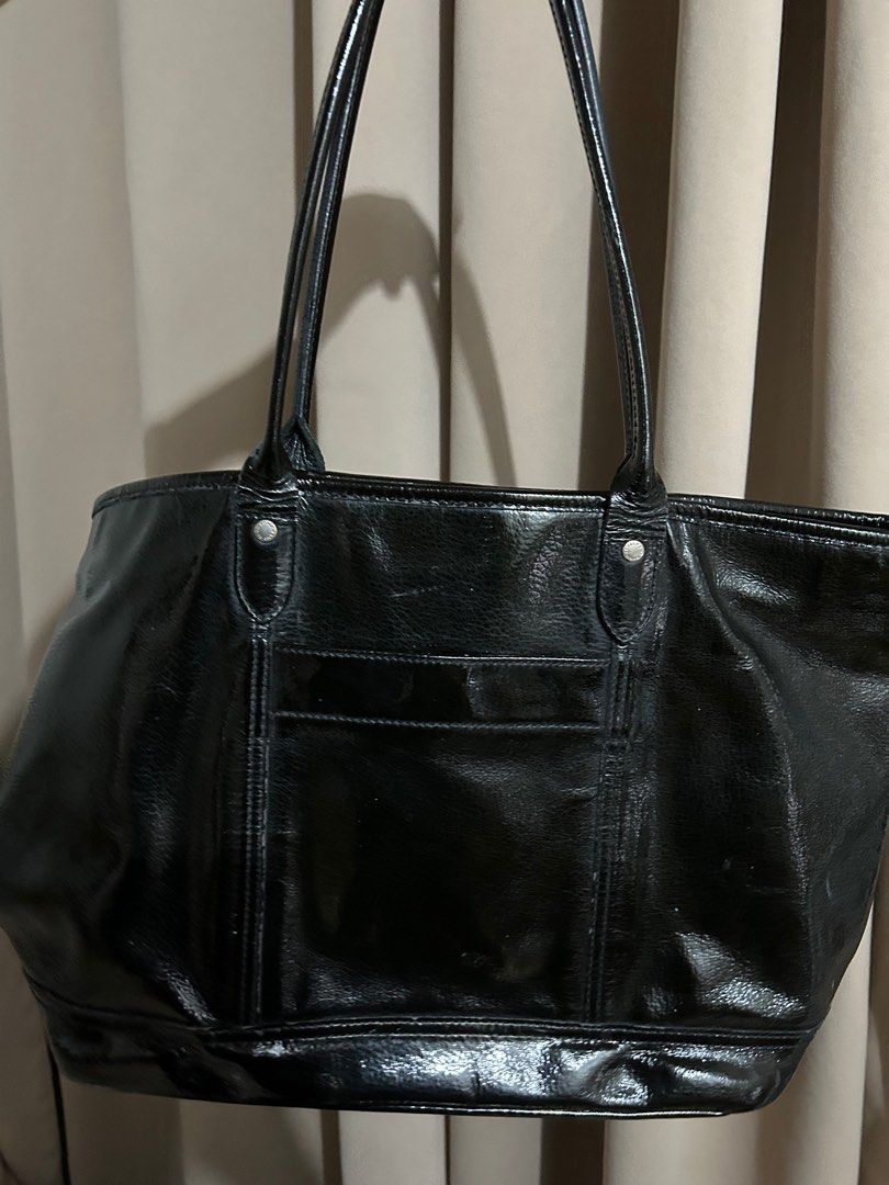 Longchamp Tote Bag (Category: Luxury Bags & Wallets) located in Makati City. Submitted by declutterwjn_ (Listing ID 1304751298, Image 2). Description: Bought in Japan so authenticity is guaranteed. Can send photo of receipt as requested. Has signs of usage but in good condition. Has a minimal flaw in front of the bag - see first photo: small white mark that i think can be cleaned off. .