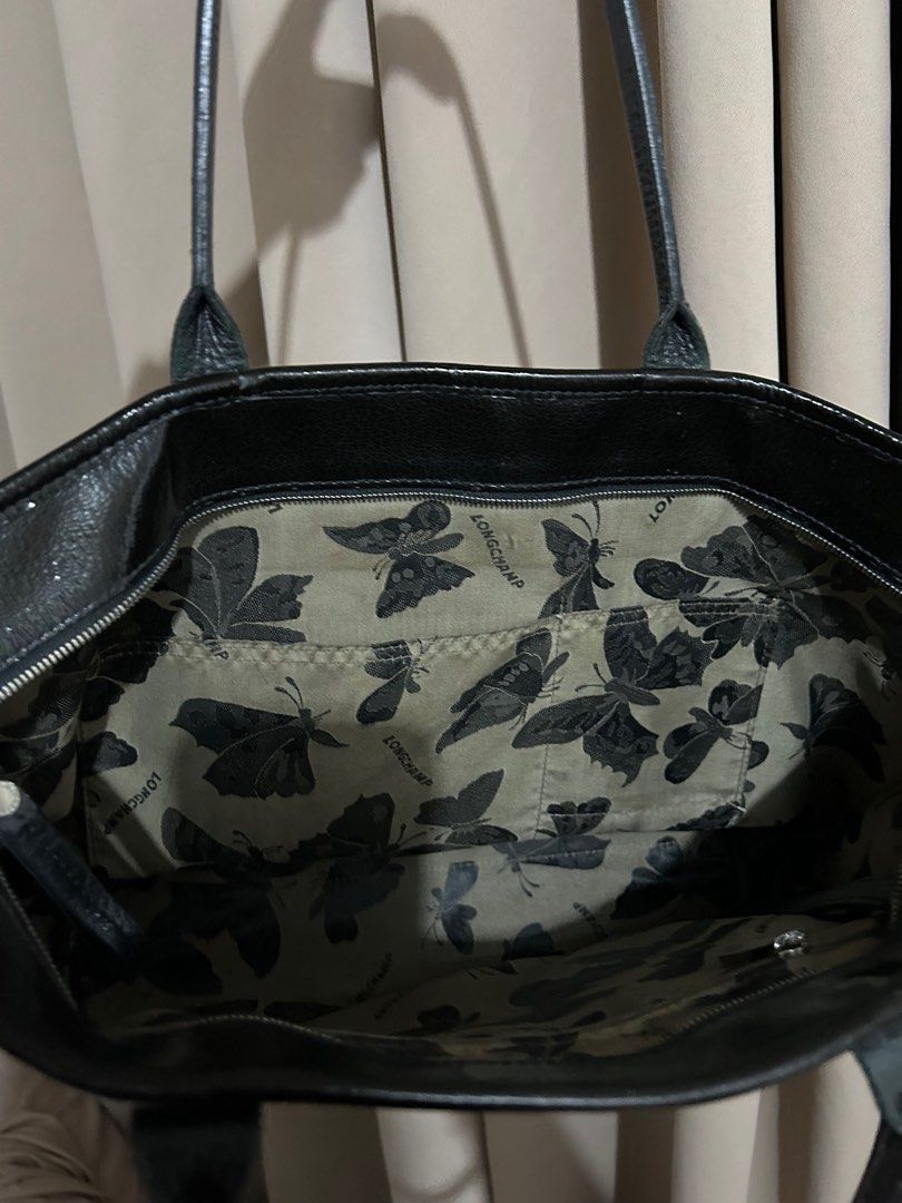 Longchamp Tote Bag (Category: Luxury Bags & Wallets) located in Makati City. Submitted by declutterwjn_ (Listing ID 1304751298, Image 3). Description: Bought in Japan so authenticity is guaranteed. Can send photo of receipt as requested. Has signs of usage but in good condition. Has a minimal flaw in front of the bag - see first photo: small white mark that i think can be cleaned off. .