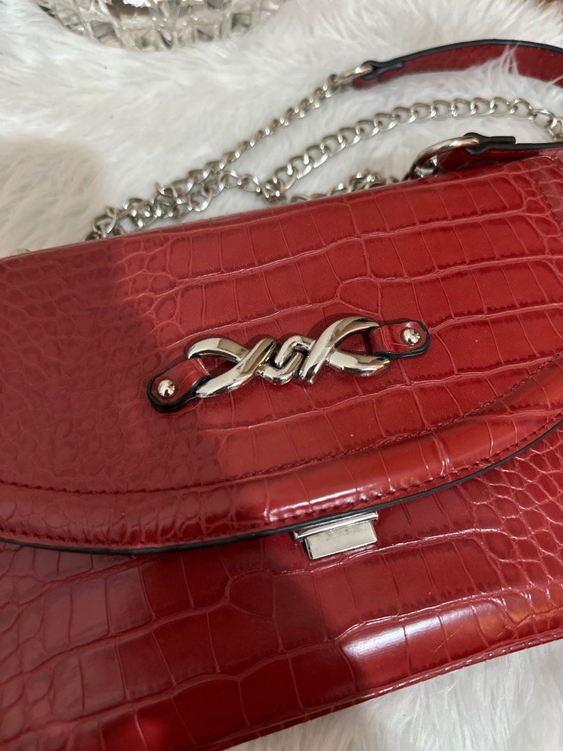 Two way stradivarius red bag (Category: Shoulder Bags) located in Imus. Submitted by wear.elloved (Listing ID 1304631580, Image 3). Description: with wallet bag has no any issue (only the wallet has scratch leather).