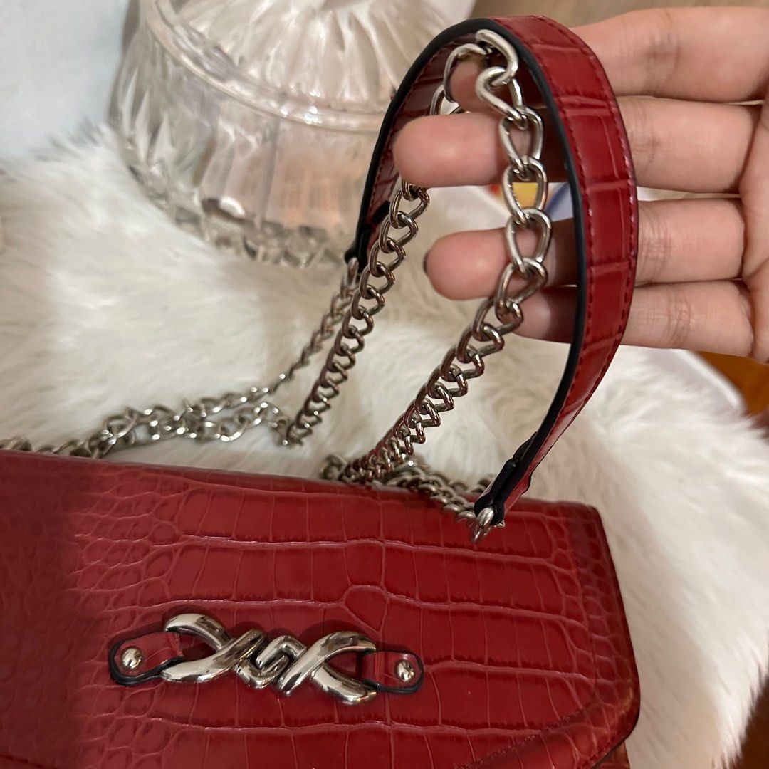 Two way stradivarius red bag (Category: Shoulder Bags) located in Imus. Submitted by wear.elloved (Listing ID 1304631580, Image 2). Description: with wallet bag has no any issue (only the wallet has scratch leather).