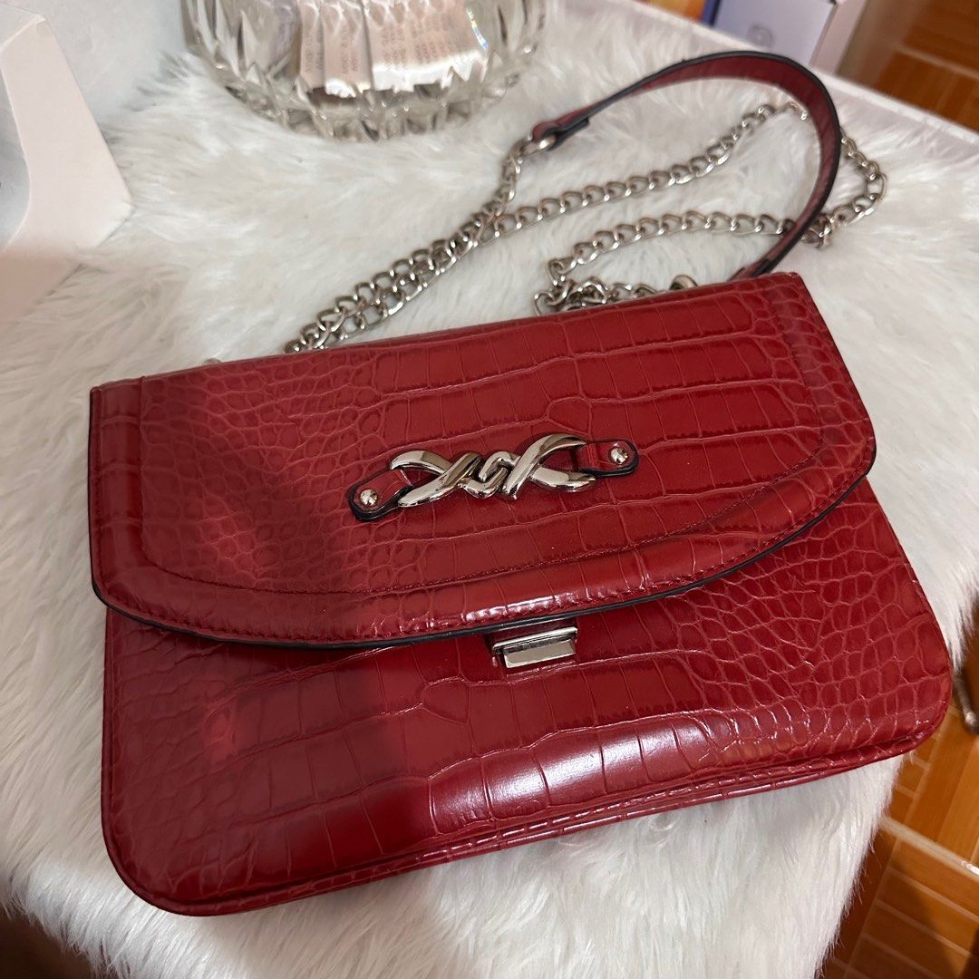 Two way stradivarius red bag (Category: Shoulder Bags) located in Imus. Submitted by wear.elloved (Listing ID 1304631580, Image 1). Description: with wallet bag has no any issue (only the wallet has scratch leather).