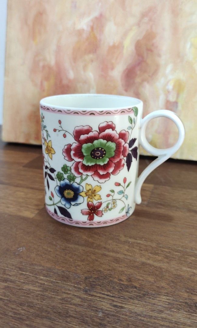 Wedgewood Pink Chrysanthemum Mug (Category: Coffee & Tea Tableware) located in Santa Cruz. Submitted by retroflash (Listing ID 1304635927, Image 1). Description: diameter 2.5inches height 3.5 inches sign of usage on the edges (see pics) no cracks/chips.