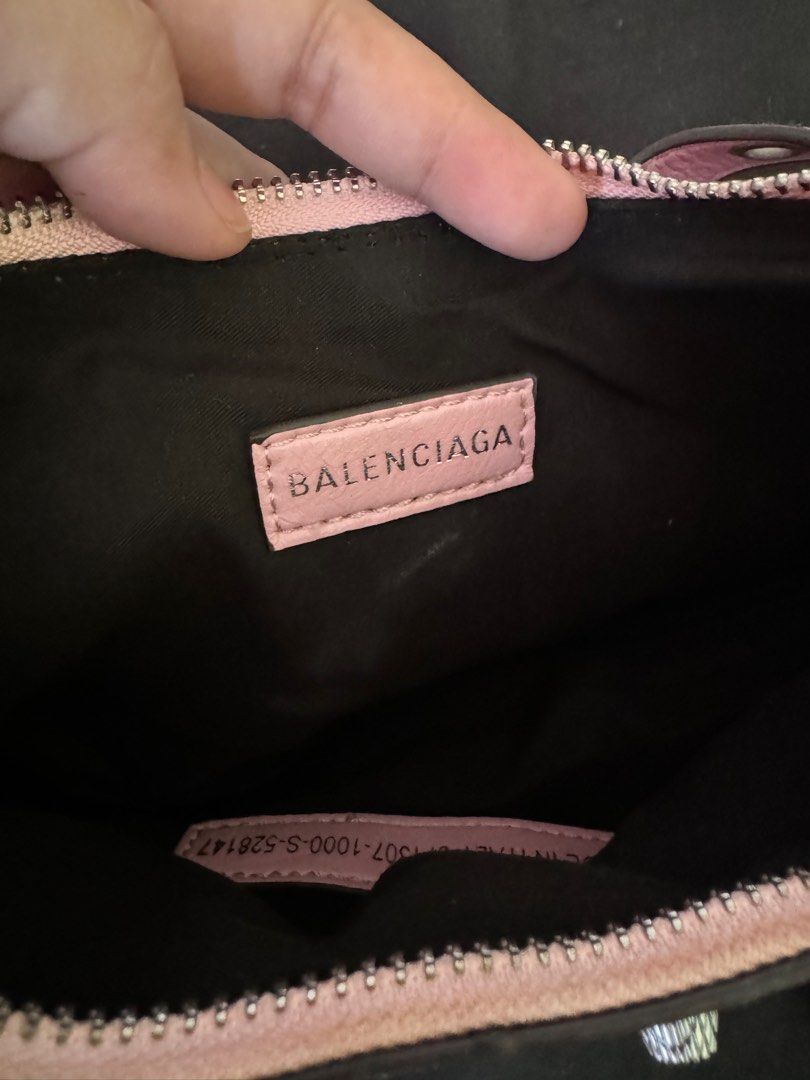 preloved Balenciaga Le Cagole (Category: Luxury Bags & Wallets) located in Cavite. Submitted by 9gee9 (Listing ID 1304870649, Image 3). Description: Balenciaga Le Cagole mini pink Flawless, only used twice for event JAPAN ukay, NGA hence the price Dimensions: L13 x H6,3 x W3,3 inch • Arena lambskin • Adjustable shoulder strap (19,3 inch) • Leather braided shoulder pad • Zipped closure with knotted leather puller • Front zipped pocket with knotted