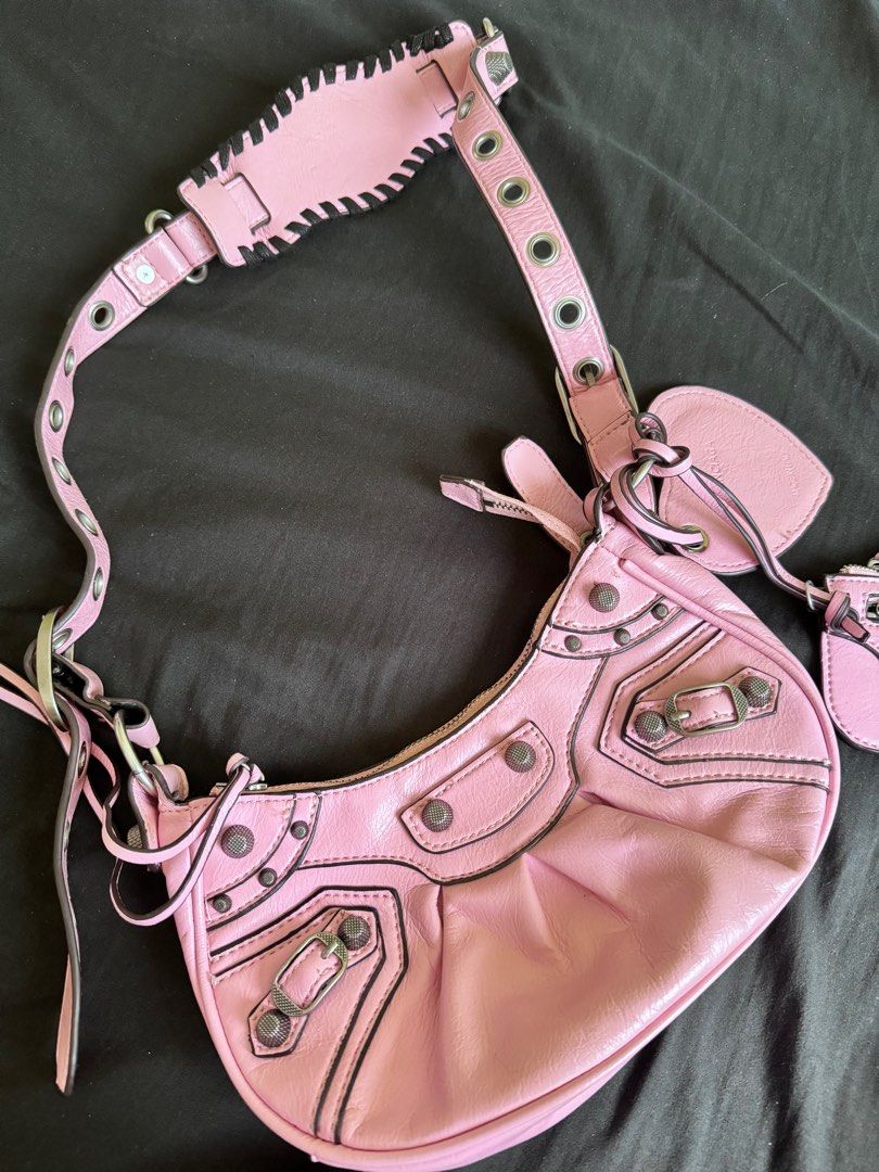 preloved Balenciaga Le Cagole (Category: Luxury Bags & Wallets) located in Cavite. Submitted by 9gee9 (Listing ID 1304870649, Image 2). Description: Balenciaga Le Cagole mini pink Flawless, only used twice for event JAPAN ukay, NGA hence the price Dimensions: L13 x H6,3 x W3,3 inch • Arena lambskin • Adjustable shoulder strap (19,3 inch) • Leather braided shoulder pad • Zipped closure with knotted leather puller • Front zipped pocket with knotted