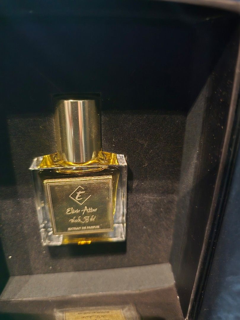 Black hole by Elixir attar (Category: Fragrance & Deodorants) located in Singapore. Submitted by j426083 (Listing ID 1304826708, Image 1). Description: Olfactory Pyramid Top Notes: Galbanum, pepper, citrus accord, pine, cypress, juniper Middle Notes: Rose, Gardenia, Jasmine, Ylang Ylang, tuberose, heliotrope Base Notes: Benzoin, styrax, styrax smoke, oakmoss, oakwood, vetiver, labdanum, vanilla, amber.