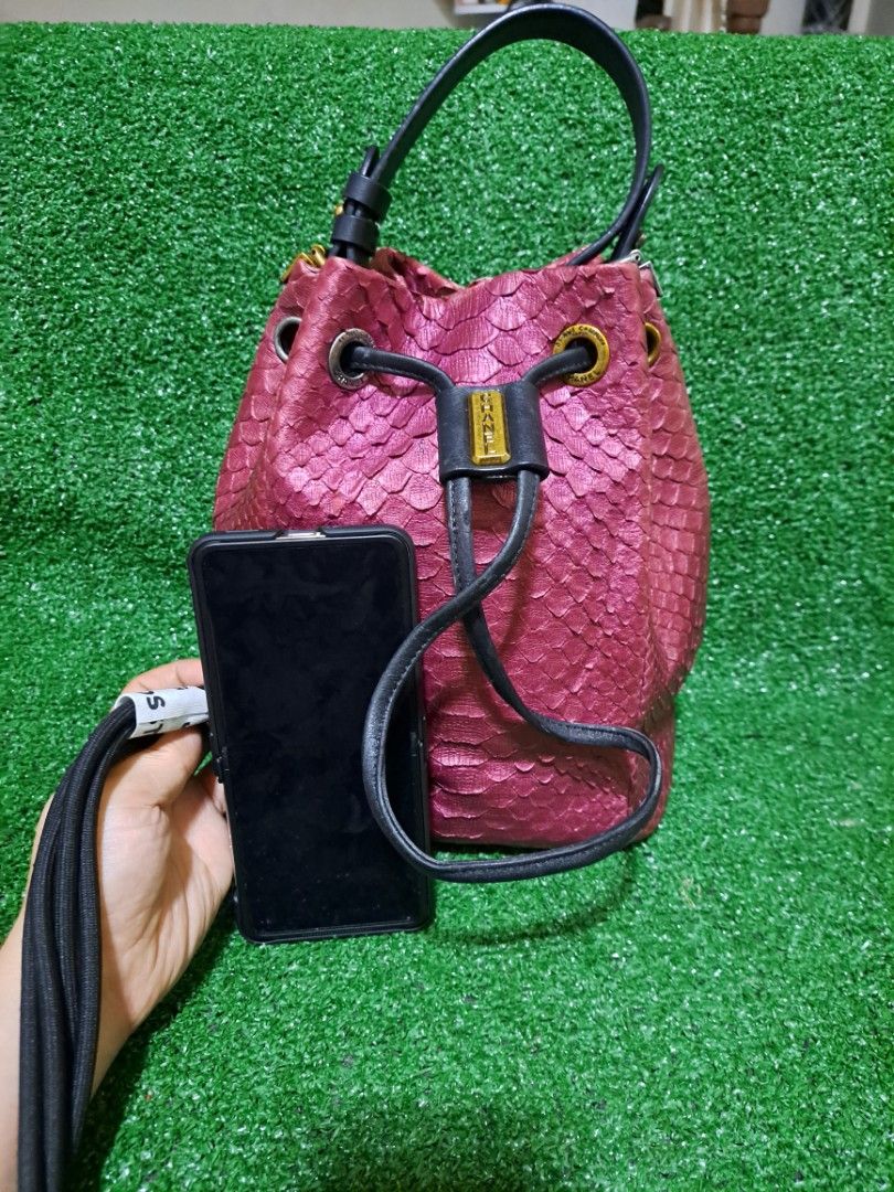 Chanel bucket (Category: Luxury Bags & Wallets) located in Batangas. Submitted by venus232nd (Listing ID 1304897605, Image 2). Description: lampo underzip,missing holo,nga.