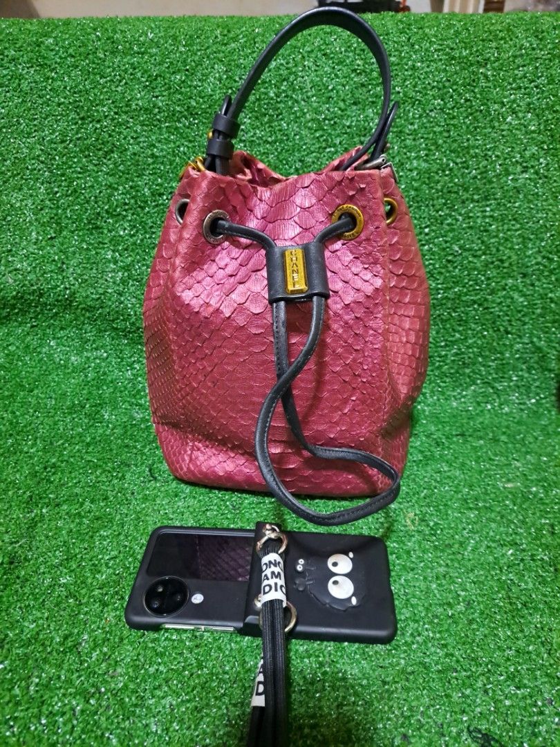 Chanel bucket (Category: Luxury Bags & Wallets) located in Batangas. Submitted by venus232nd (Listing ID 1304897605, Image 1). Description: lampo underzip,missing holo,nga.